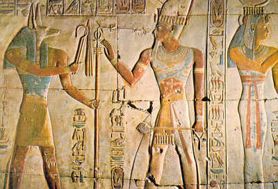Relief im Tempel von Abydos: Sethos I vor Anubis (eingescannte Postkarte)