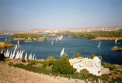 Ausblick vom Aga Khan Mausoleum auf den Nil mit seinen Inseln und die gegenber liegende Stadt Assuan