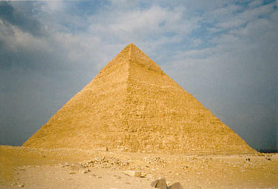 Die Chefrenpyramide, fotografiert vom Aufgang zur Mykerinospyramide