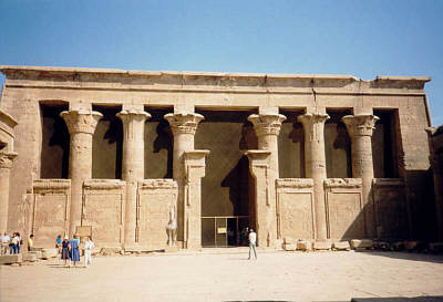Im Horus-Tempel von Edfu: Front der großen Sulenhalle