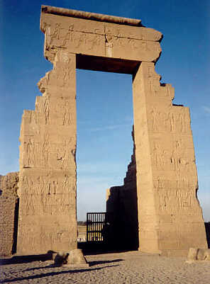 Der Eingangspylon des Hathor-Tempels in Dendera