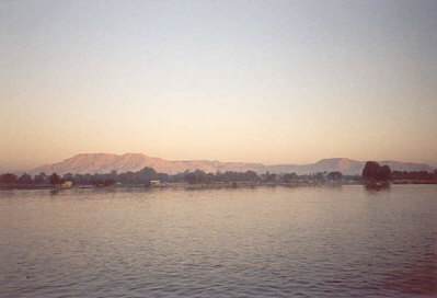 Am frhen Morgen: Fahrt ber den Nil nach Theben-West