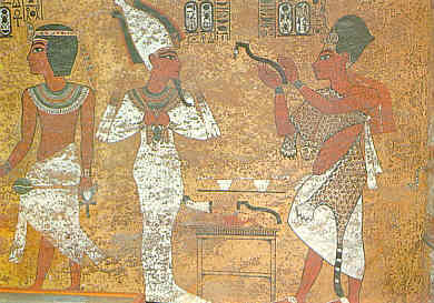 Wandmalerei in der Grabkammer Tut-Anch-Amuns: Sein Nachfolger Eje vollzieht an der Mumie Tut-Anch-Amuns die Mundffnungszeremonie. Links sieht man Tut-Anch-Amun mit Zepter, Anch-Zeichen, Knigsschurz und Urusdiadem (eingescannte Postkarte)