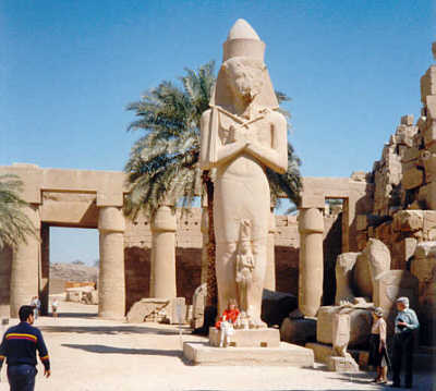 Am Standbild des Pinjodem im Karnak-Tempel