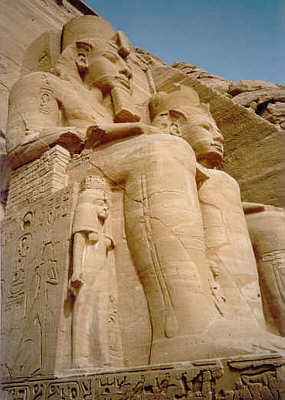 Kolossalfiguren Ramses' II in Abu Simbel