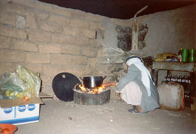 Ali in der open-air-Kche im Haus der Beduinen