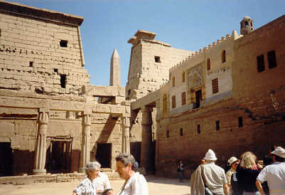 Der Hof Ramses' II im Luxor-Tempel