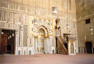 Mihrabnische (Gebetsrichtung nach Mekka) und Minbar in der Sultan-Hassan-Moschee