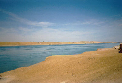 Der Suezkanal von der Sinai-Seite. Wir standen nun in Asien und schauten hinber nach Afrika