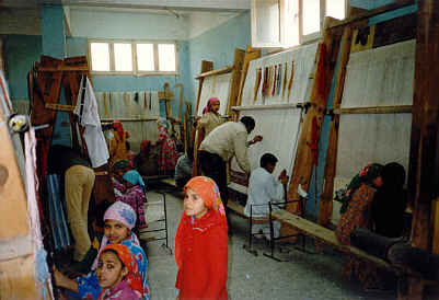 Kinder in der 'Teppichwebschule'