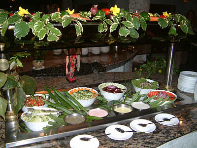 Salatbuffet beim Abendessen im Hauptrestaurant