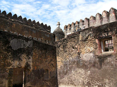 Mauern und Trmchen im Fort Jesus, Mombasa