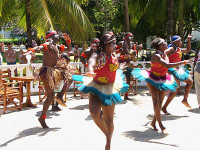 Eine kenianische Musik- und Tanzgruppe bei einer Hochzeit im Papillon Lagoon Reef