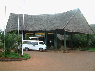 Unser Safaribus an der Voi Wildlife Lodge