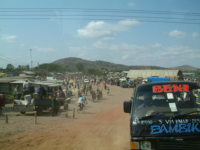 Straßenszene (in Kisongo?) auf dem Weg von Arusha zum Tarangire Nationalpark