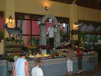 Salat- und Eisbuffet in Mexico-Dekoration