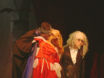 Hhepunkt des Musicals - Graf Dracula beisst Sarah, der Professor ist ebenfalls schon ein 'Untoter'