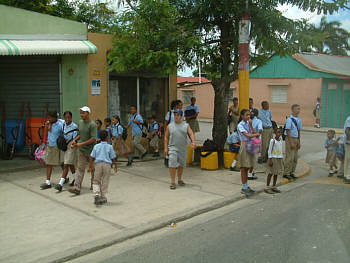 Schulkinder auf dem Weg nach Higuey
