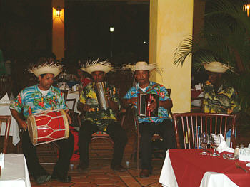 Karibischer Abend: Merengue-Band im Restaurant 'El Higero'