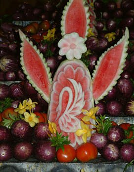 Kunstvolle Melonen-Dekoration am karibischen Abend