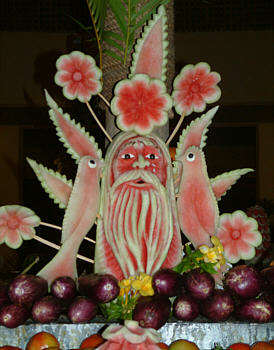 Kunstvolle Melonen-Dekoration am karibischen Abend
