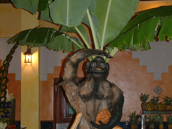 Ein Affe aus Palmstamm-Stcken - Dekoration am karibischen Abend