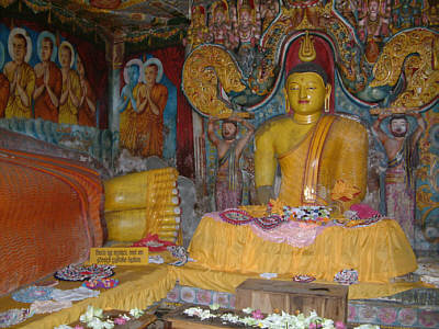 Buddhastatue im Aluviahra-Tempel bei Matale