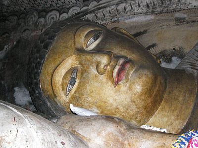 Kopf des 14 m langen, aus dem Felsen gehauenen Buddha