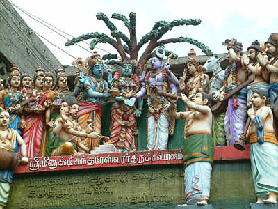 Gtterfiguren auf dem Sims des Hindutempels in Matale