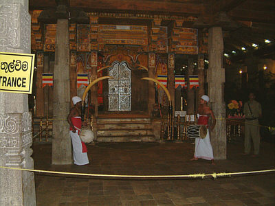 Trommler vor dem Heiligen Schrein im Zahntempel von Kandy