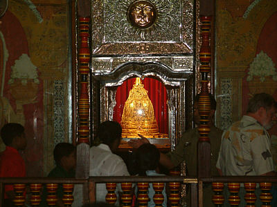 Blick auf das Allerheiligste des Zahntempel von Kandy: der Reliquienbehlter mit dem Eckzahn Buddhas