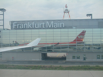 Dank dieser spiegelnden Glaswand am Frankfurter Flughafen schafften wir es, das Flugzeug, in dem wir selbst drin saßen, zu fotografieren