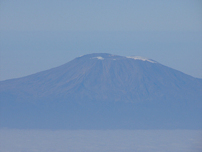 Der ganzjhrig schneebedeckte Kibo, der hchste Gipfel des Kilimanjaro, wies sogar jetzt im Winter nur wenig Schnee auf