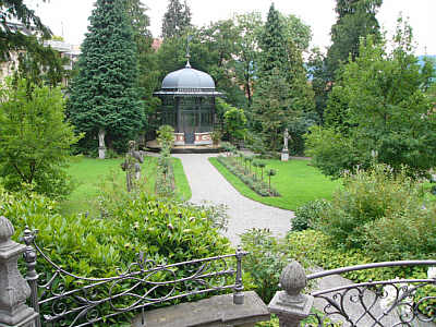 Blick in den Garten der Villa