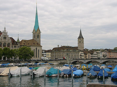 Boote auf der Limmat, dahinter Rathausbrcke, Fraumnster und Peterskirche