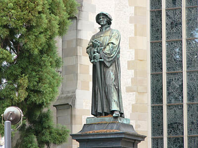Standbild des Zrcher Reformators Brkli vor der Wasserkirche