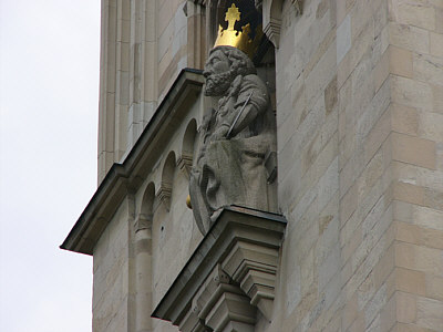 Sitzfigur Karls des Großen am Sdturm des Grossmnsters
