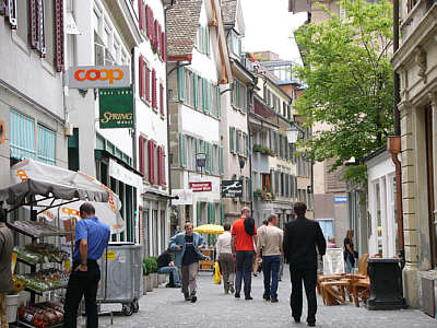 In der Oberdorfstraße mit Co-Op und Husern mit den malerischen Namen 'Blaue Schnecke', 'Grauer Wind' und 'Weißer Wind'