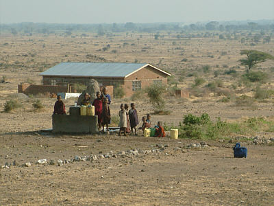 Kinder beim Wasserholen an einem Brunnen, Weg zur Maasailodge, Mto Wa Mbu