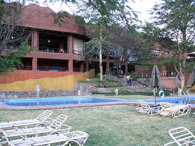 Hauptgebäude der Serengeti Sopa Lodge von der Aussichtsterrasse aus gesehen. Oben an dem offenen Geländer sollten wir wenig später frühstücken
