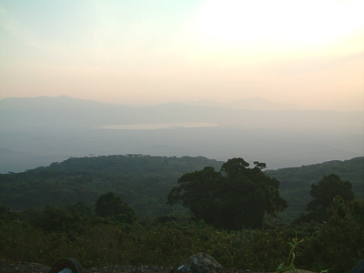 Blick in den Ngorongoro-Krater von der Sopa Lodge; kurz vor dem Sonnenuntergang