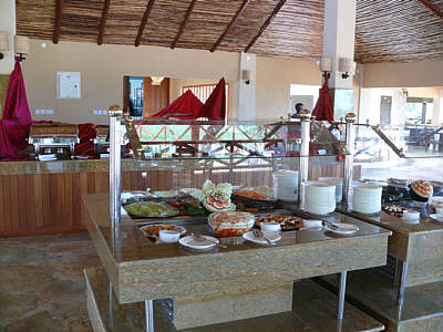 Buffet in der Ashnil Aruba Lodge im Tsavo East Nationalpark