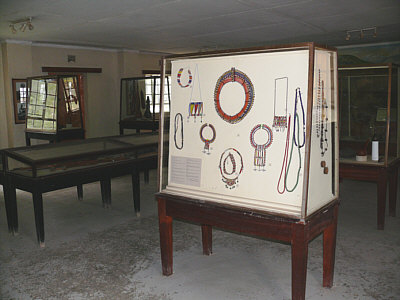 Vitrinen im Narok Museum