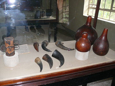 Trinkhrner und weitere Gefe im Narok Museum