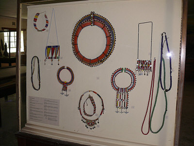 Historischer Maasai-Schmuck im Narok Museum