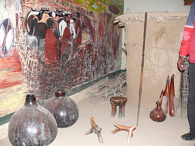Kalebassen und Speere im Narok Museum