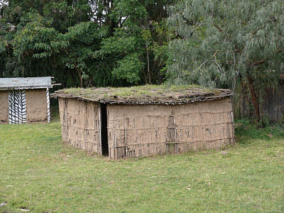 Traditionelles Haus im Auenbereich des Narok Museums